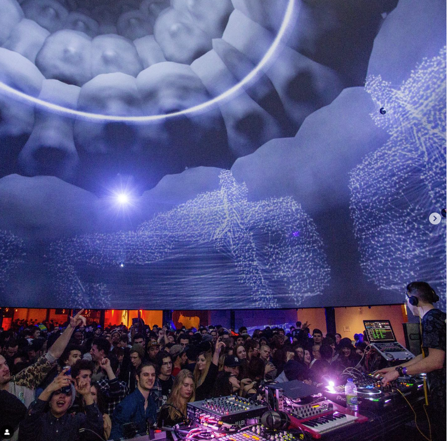 Après deux ans de confinement &amp; de restrictions, le @satmontreal accueille à nouveau ses soirées techno dansantes dans sa "Satosphère", un dôme permettant des projections à 360 degrés autour des spectacteurs! Attendez-vous à des visuels hypnotisants le 19 novembre!