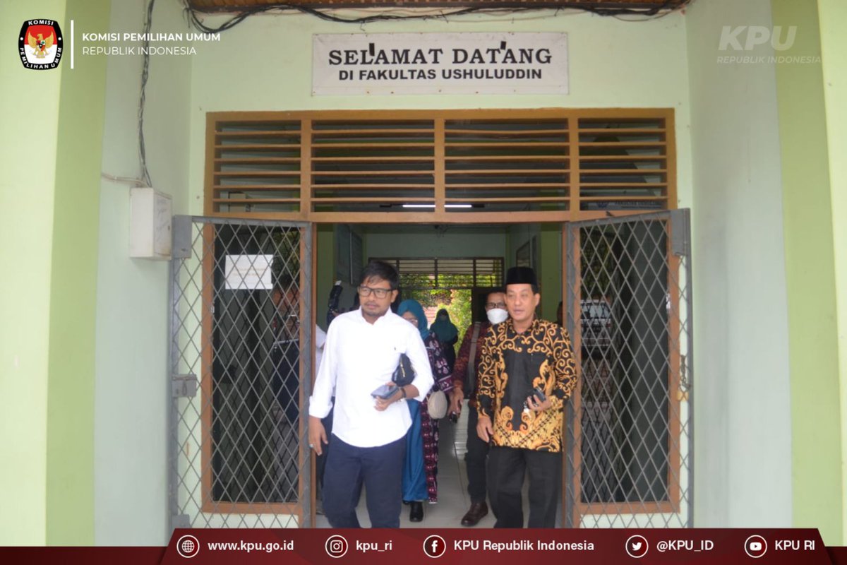 KPU_ID's tweet photo. #TemanPemilih, Anggota KPU Idham Holik hadir sbg Dosen Tamu dlm Kuliah Umum dan Talkshow dgn tema "Eksistensi Peran Mahasiswa dlm Menyukseskan Pemilu 2024"yg diselenggarakan oleh Fakultas Ushuluddin dan Studi Agama UIN Sulthan Saifuddin,Prov Jambi, Rabu, (26/10). https://t.co/X7Taw1Kpui