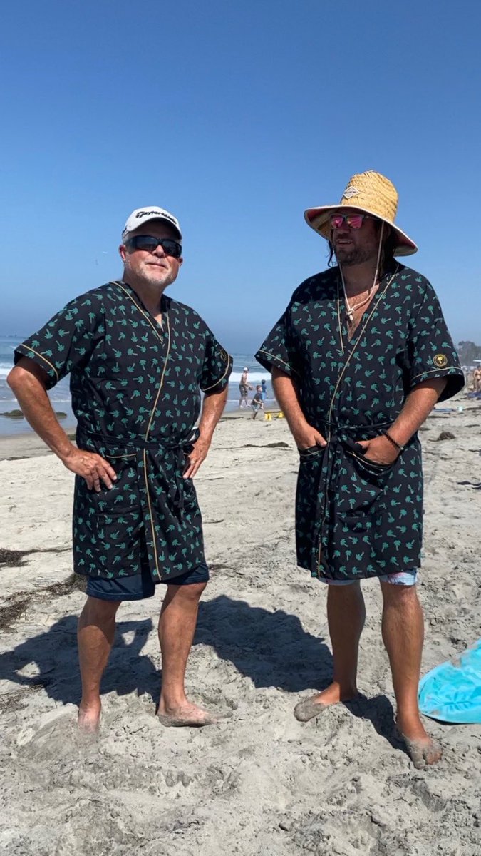 CaliforniaRobe's tweet photo. A new way to beach yourself https://t.co/t8X9Wn55Hu