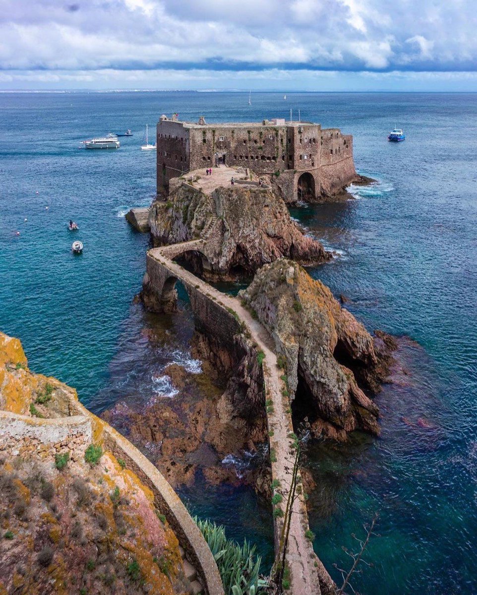 CentroPortugal's tweet photo. São as águas cristalinas e a natureza em estado selvagem que fazem do arquipélago das Berlengas um dos paraísos de Portugal 💙

📷 @natomanzolli 
@MuniPeniche 

#turismodocentro #centrodeportugal #turismocentrodeportugal #peniche #berlengas https://t.co/6RDFXw1pQx