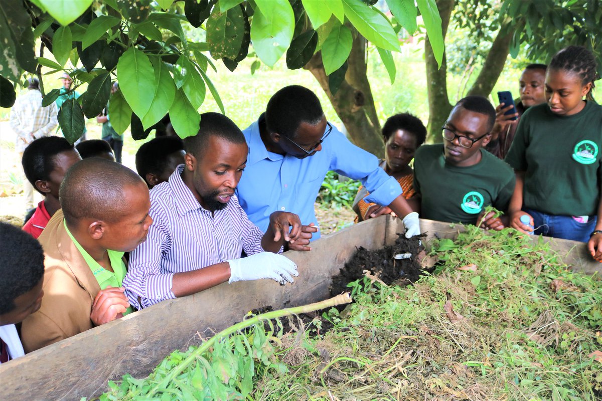 Hingamafaranga's tweet photo. In @UR_CAVM Today, a team of 25 farmers from Burera District visits CAVM to learn from CAVM on going activities, including farming techniques and session on monetized farming. The visit was facilitated by the Principal @Uni_Rwanda CAVM and @Hingamafaranga https://t.co/J5Qr6QwMhH