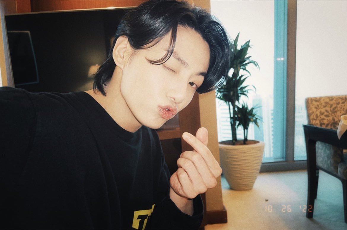 QATARBTSARMY's tweet photo. @BTS_twt’s Jungkook’s selfie in Qatar #JungkookinQatar https://t.co/dYHKaliybQ