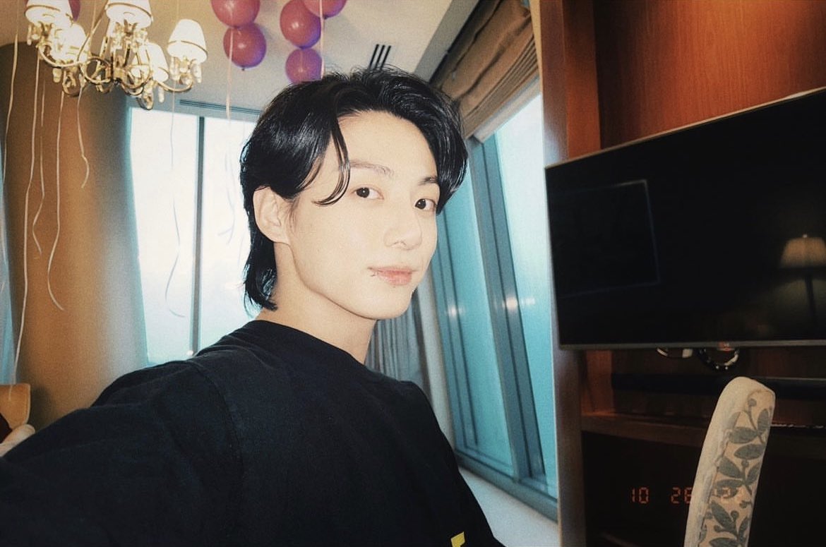 QATARBTSARMY's tweet photo. @BTS_twt’s Jungkook’s selfie in Qatar #JungkookinQatar https://t.co/dYHKaliybQ