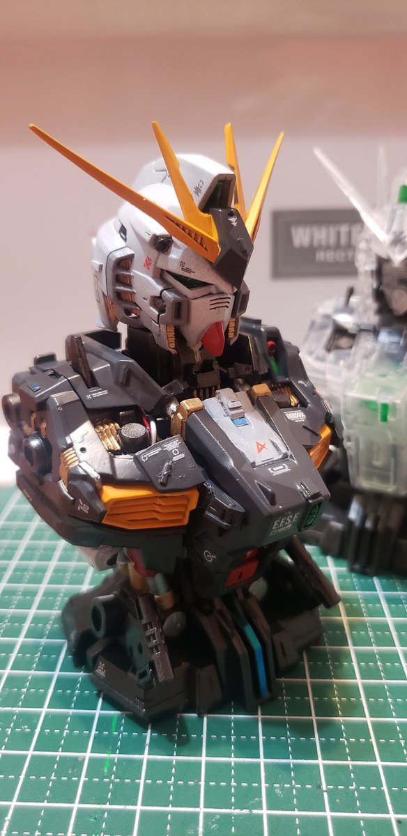 whiteroad1002's tweet photo. #メカニカルバスト νガンダム完成!
クリアが２つ当たったので塗装でなんとか。
体を大きくしたりジャンクパーツ付けたり楽しかった! https://t.co/jUnZHCcDug