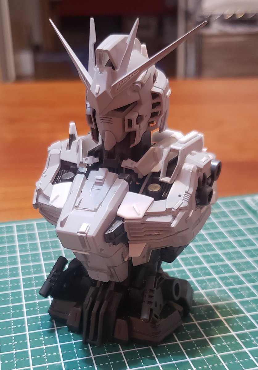 whiteroad1002's tweet photo. #メカニカルバスト νガンダム完成!
クリアが２つ当たったので塗装でなんとか。
体を大きくしたりジャンクパーツ付けたり楽しかった! https://t.co/jUnZHCcDug