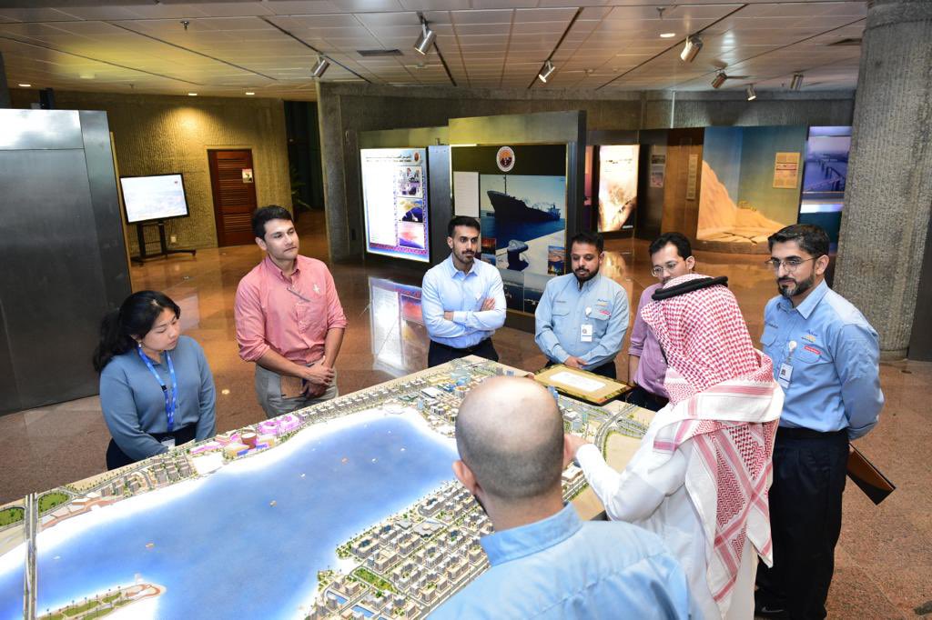 RCJY_Jubail's tweet photo. وفد من شركة سابك للمغذيات الزراعية يزور مركز زوار #الهيئة_الملكية بـ #الجبيل ويطلع على قصة إنشاء مدينة #الجبيل_الصناعية ومكانتها الاقتصادية وآلية إدارتها وتشغيلها ويتعرف على كبرى المشاريع الاستثمارية بالمدينة https://t.co/QYK5Hjve6O