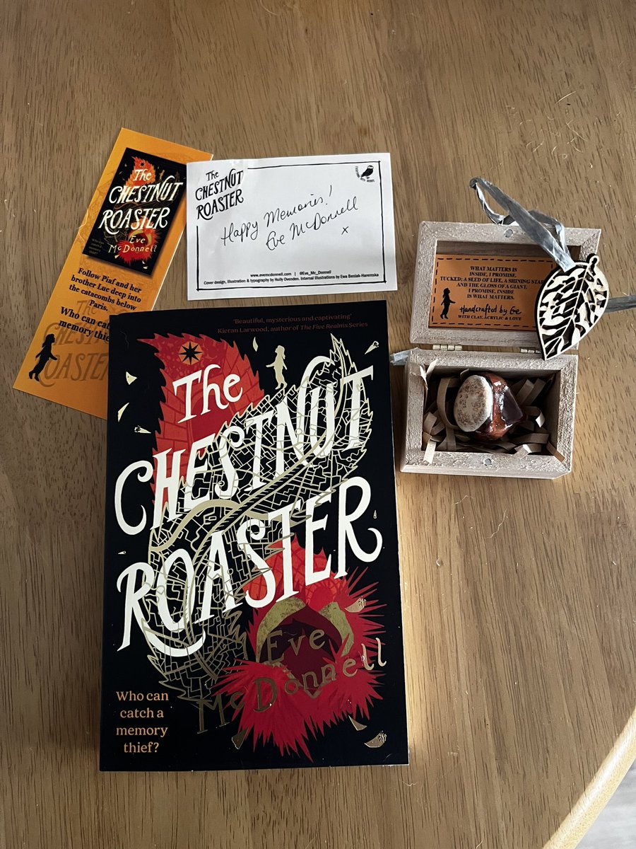 How amazing is this wee bundle of goodies I received from @Eve_Mc_Donnell & @KatePoels #TheChestnutRoaster I love my wee box with chestnut inside 🧡