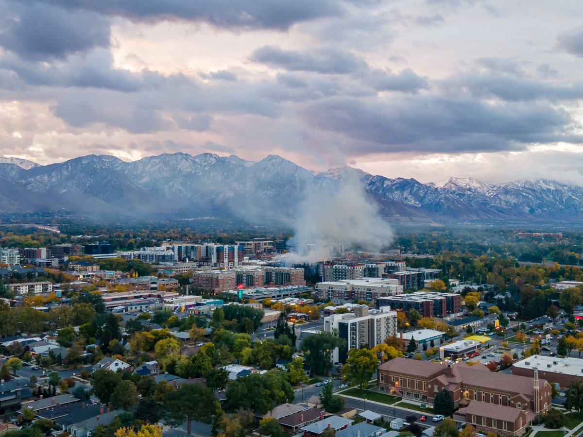 lemonjenny's tweet photo. Huge plumes of smoke from the #SugarhouseFire this morning. Super sad about this. :( 
#sugarhouse @BenWinslow @slcfire https://t.co/kVTUvsMA9Y