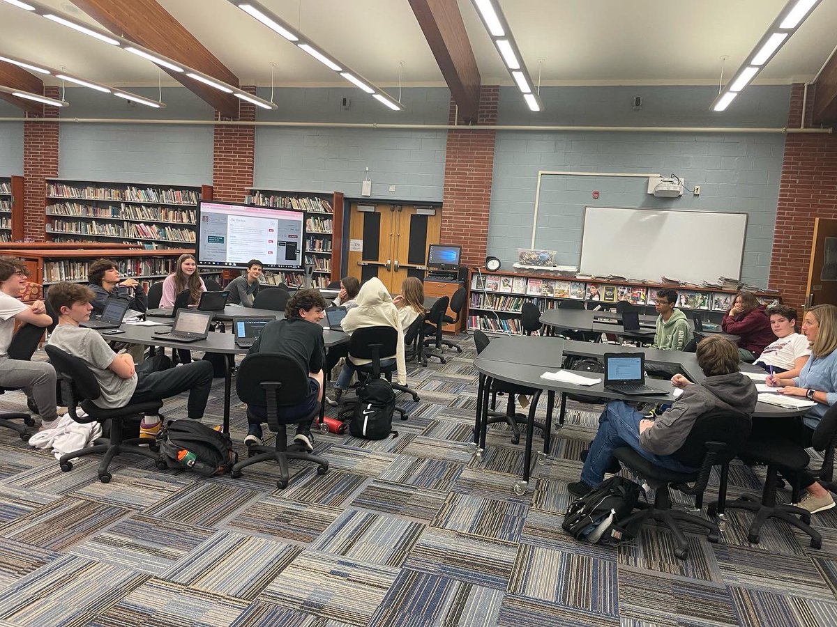 spartahslibrary's tweet photo. Ms Scott’s 9th grade  students researching historical inquiry and discovery- preparing to present their findings to their peers! https://t.co/8nq0PDIWNF