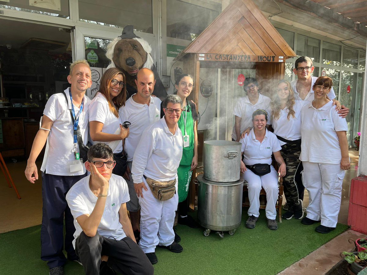 L’equip del inouthostel.com feliç amb les primeres castanyes ☺️