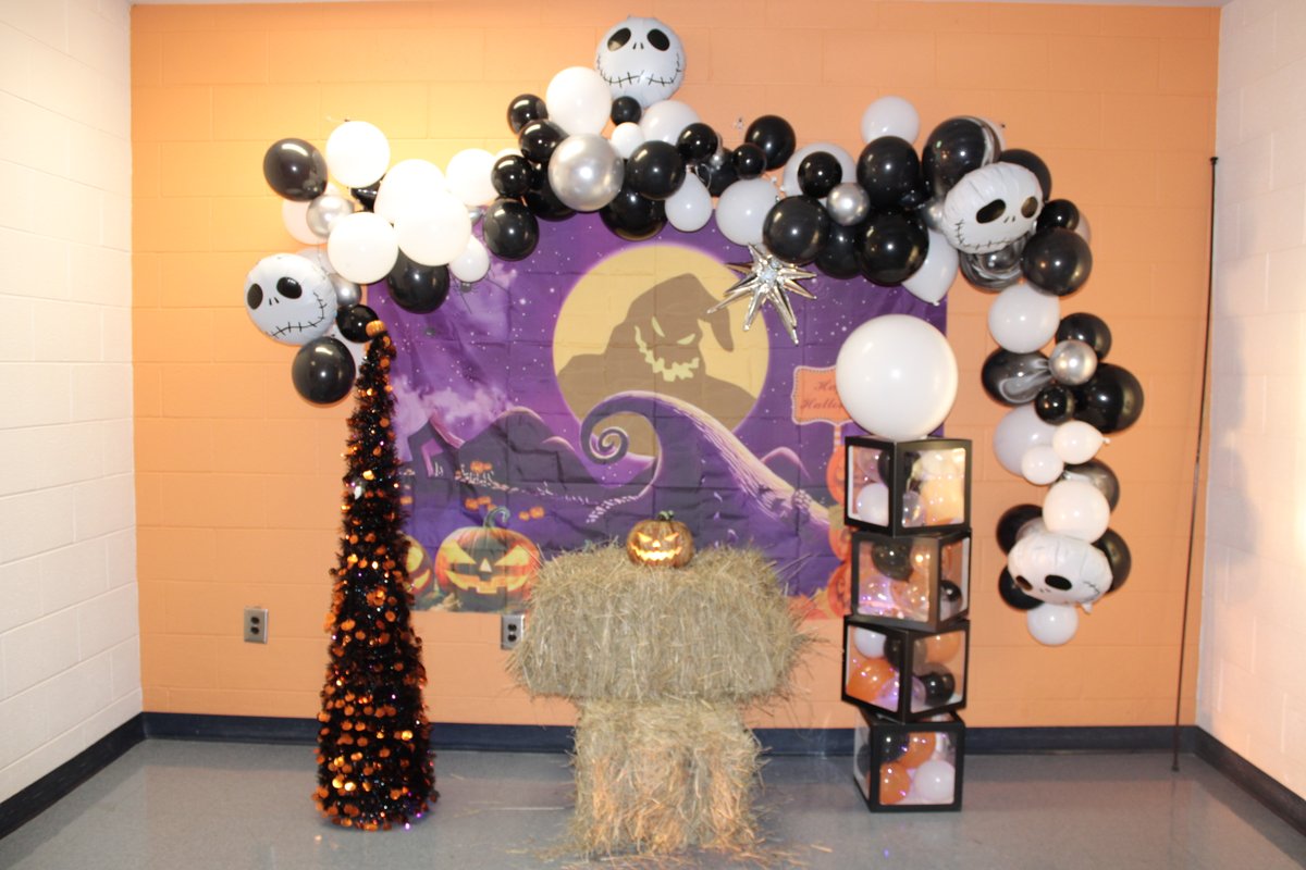 LouisburgHSFCS's tweet photo. STEM-O-WEEN at LHS provided students and their families a safe and fun environment to play games, trunk or treat, participate in STEM activities, and eat good food! https://t.co/7DJOUQk2Yd