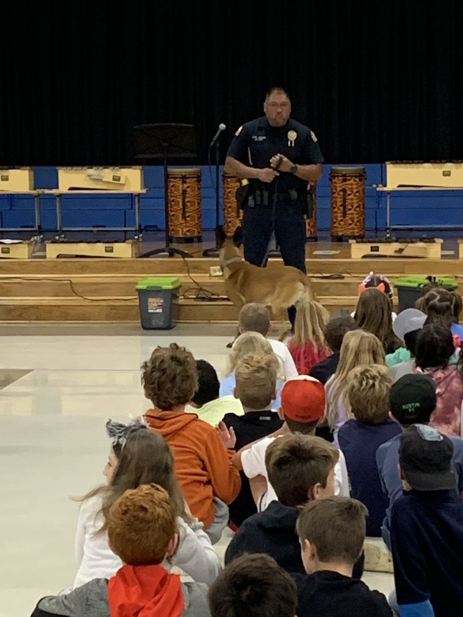 hudsonaaronlee's tweet photo. #RedRibbonWeek @BridlewoodES welcomed Ares from the FMPD today! https://t.co/yTSXPkaQPv