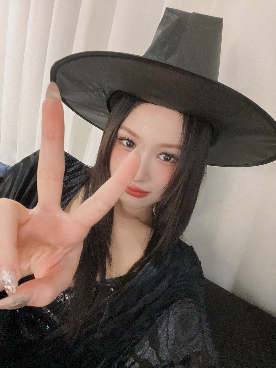 LSIYEONLOOKS's tweet photo. witch siyeon my beloved #mamavote #dreamcatcher https://t.co/bQ8GkYOHqS