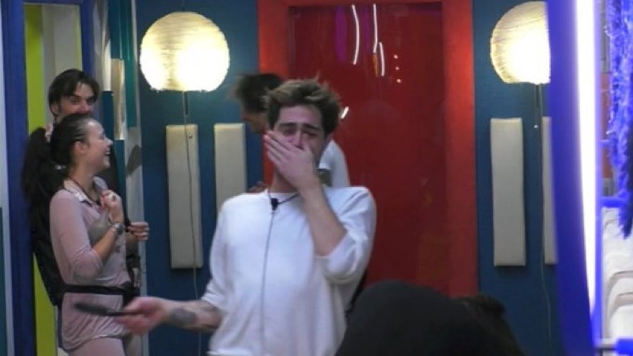 cuoruis's tweet image. Samuel vuole sotterrarsi perché il ratto ha tirato l’acqua alla maestra e lui non riesce a non ridere  #amici22