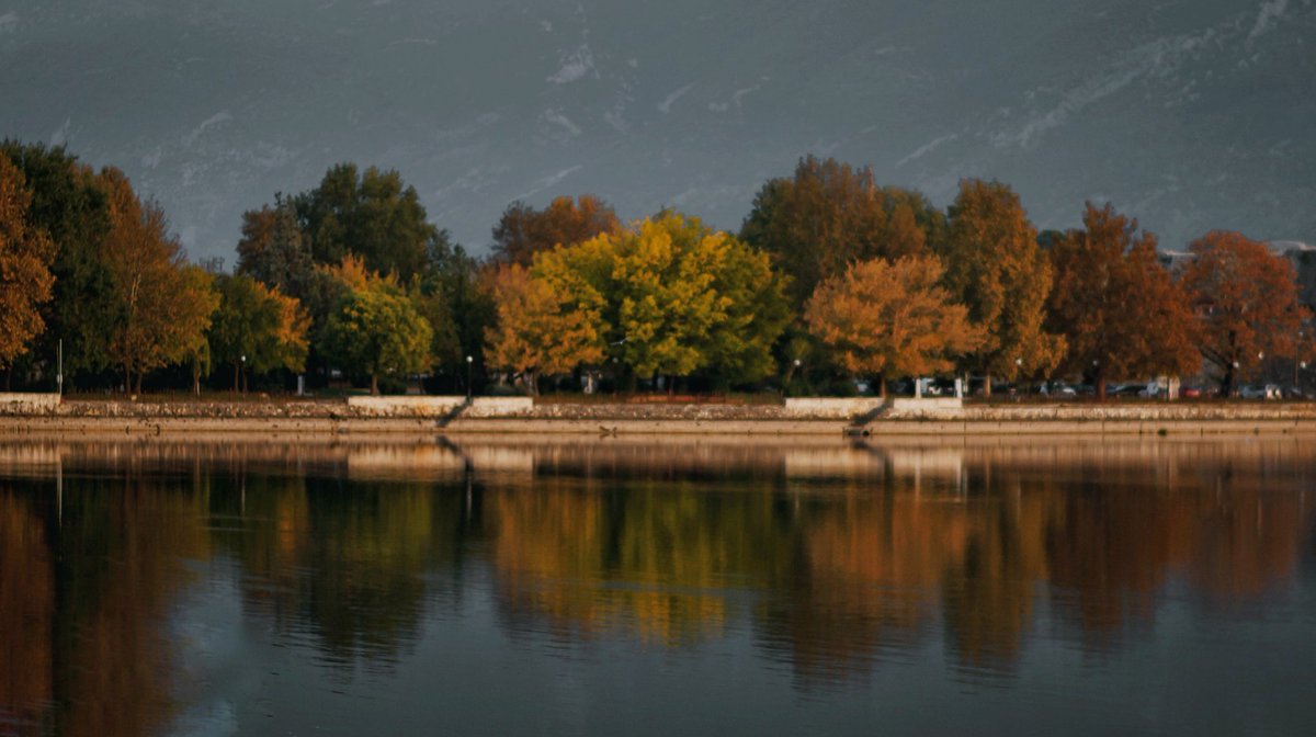 xontrikaiasximi's tweet photo. 🧡 Shades of Autumn 💚
#ioannina #giannena #epirus #Greece #balkans #greekphotographers #nikon #nikond3100 #nikonphotography #photography #photographylovers #lake #pamvotida #lakepamvotida #ioanninalake #reflections #reflectionsinthewater #mycity #whereilive #lakeview https://t.co/pHEkzwJOU2