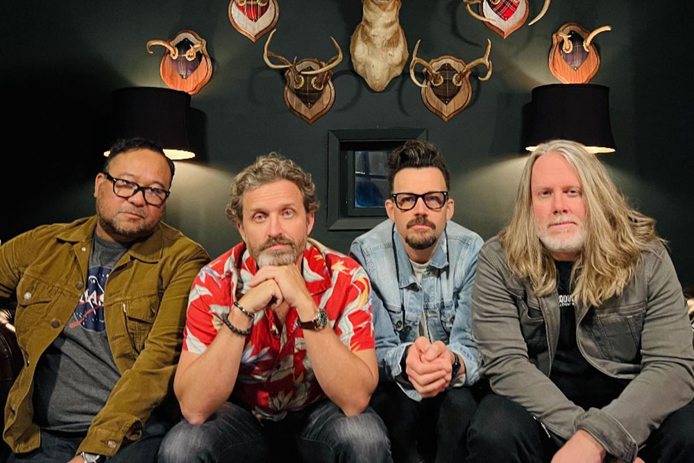 PopMatters's tweet photo. PREMIERE: Indie rockers Louden Swain (@LoudenSwain1) let their optimism shine on their victorious new single, "There's the Rub".
Louden Swain's new album 'Feelings and Such' releases on 10/29. @jfrahm_
https://t.co/QSvbEQruhi https://t.co/Ae6J8FU4aL