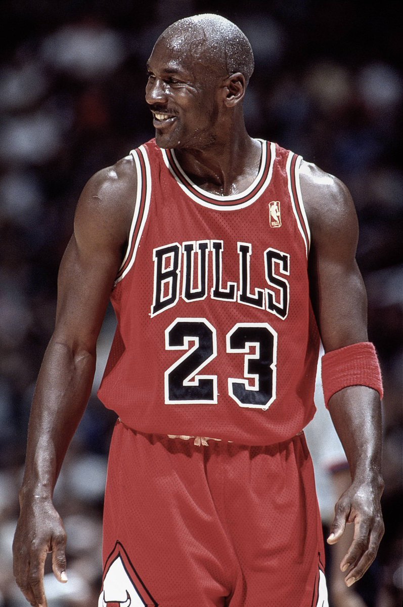 🐐 38 yıl önce bugün, Chicago Bulls'un draftta 3. sıradan seçtiği 21 yaşındaki Michael Jordan, ilk resmi NBA maçına çıktı. 🗓️ 26 Ekim 1984 🏆 x6 NBA şampiyonluğu 💫 x6 NBA finaller MVP'si 💫 x5 NBA normal sezon MVP'si ⭐ x14 All-Star ⭐ x3 All-Star MVP'si