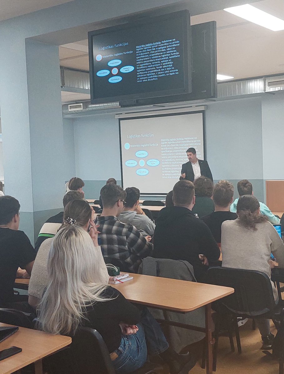 RTU_SESMI's tweet photo. Šodien prof. bakalaura studiju programmu "Uzņēmējdarbības loģistika" un "Starptautisko ekonomisko sakaru vadīšana" studentiem un mācībspēkiem bija iespēja piedalīties militārā analītiķa, rezerves pulkveža Igora Rajeva vieslekcijā par militāro loģistiku. https://t.co/NlwNCTicUg