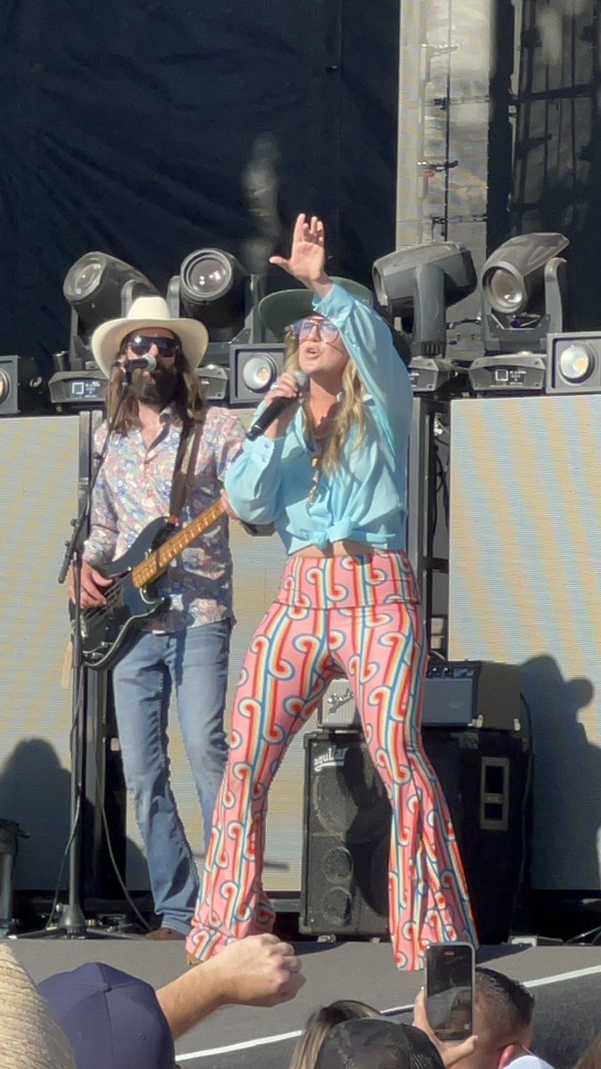 @laineywilson killing it in the Florida heat. @countrythunder #bellbottomcountry