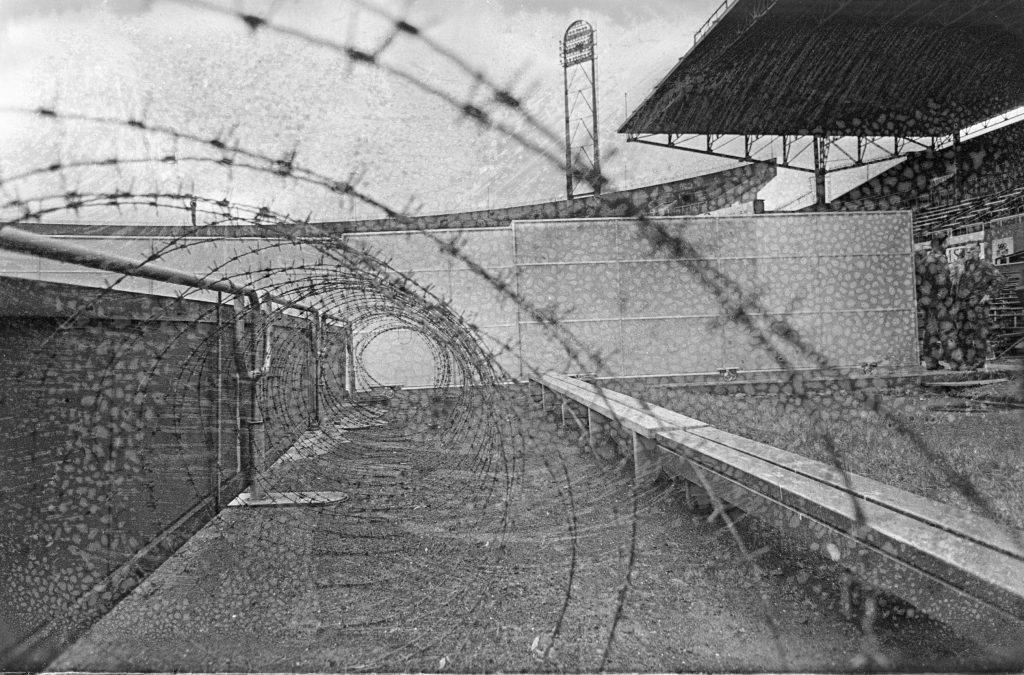 Een spelerstunnel in het Olympisch Stadion moest rellen voorkomen bij Ajax – Liverpool dlvr.it/SblFPG