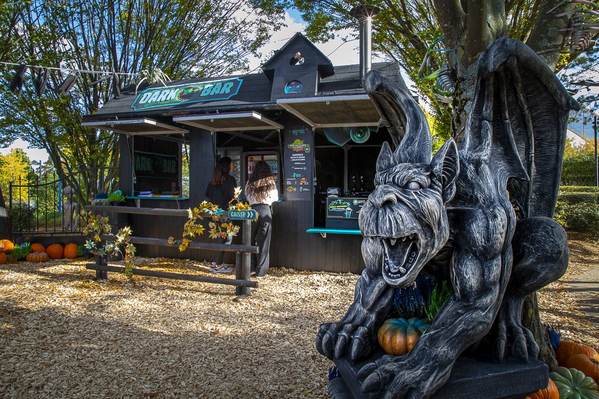 futuroscope's tweet image. Le Village #Futuroween vous attend 😈 
Laissez-vous ensorceler par la chaleur du braséro tout en dégustant d&apos;effroyables délices salés et sucrés, ou métamorphosez-vous au Salon des Laideurs.