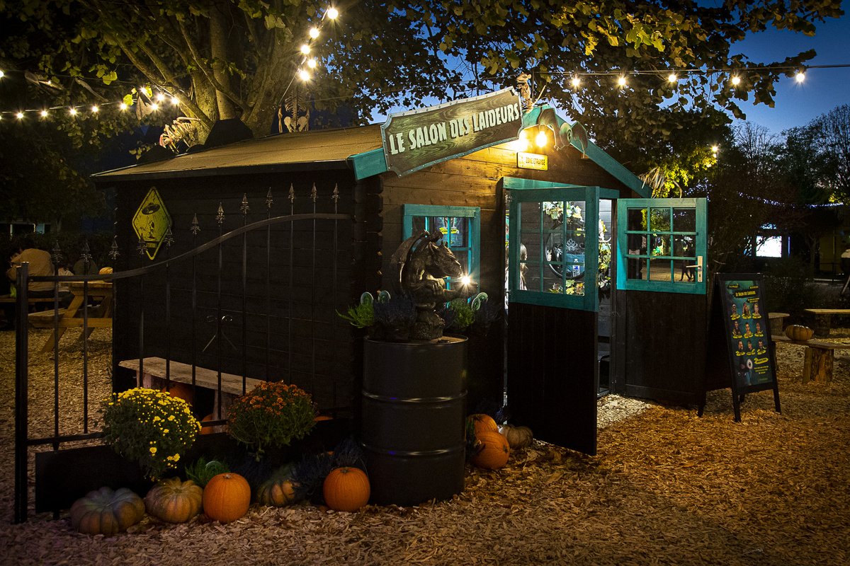 futuroscope's tweet image. Le Village #Futuroween vous attend 😈 
Laissez-vous ensorceler par la chaleur du braséro tout en dégustant d&apos;effroyables délices salés et sucrés, ou métamorphosez-vous au Salon des Laideurs.