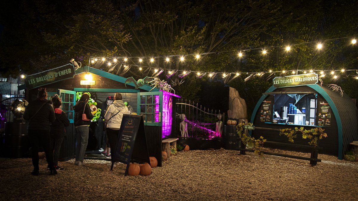 futuroscope's tweet image. Le Village #Futuroween vous attend 😈 
Laissez-vous ensorceler par la chaleur du braséro tout en dégustant d&apos;effroyables délices salés et sucrés, ou métamorphosez-vous au Salon des Laideurs.