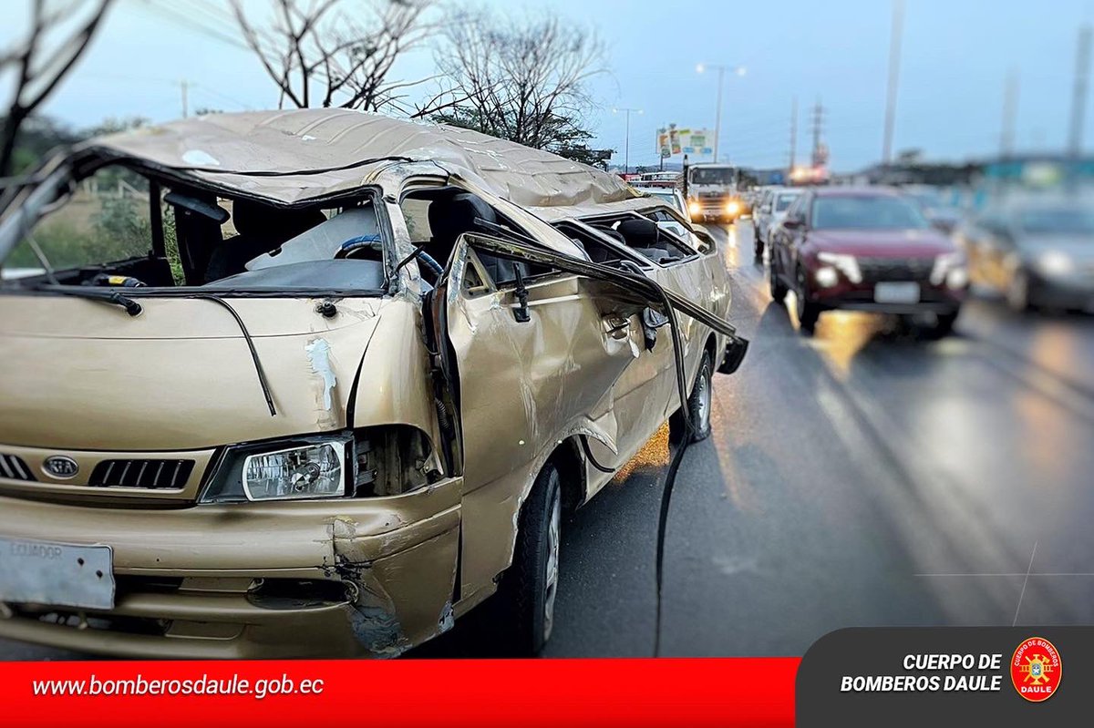 Esta madrugada se registró un #Accidente de tránsito en la av. León Febres Cordero a la altura de la urbanización Villa Club🚗💥

🚑Nuestras unidades R3 y A6 brindó atención prehospitalaria a las personas que resultaron afectadas; y también, se realizó una limpieza de calzada