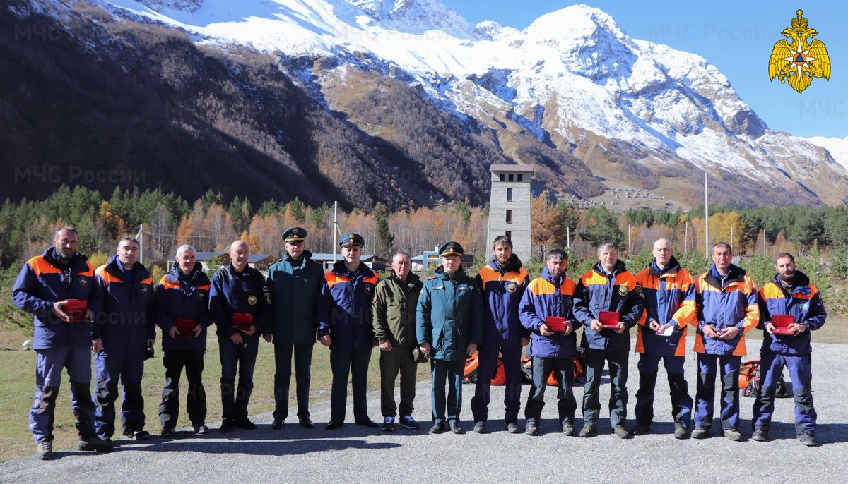 Спасатели Эльбрусского отряда МЧС России отмечены государственными и ведомственными наградами
mchs.gov.ru/deyatelnost/pr…
#МЧСРоссии #МЧС
