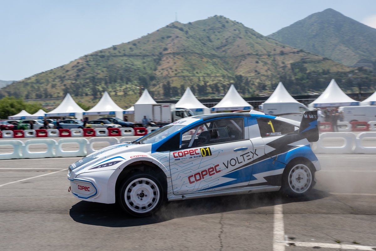 DakarRoadbook's tweet photo. Copec Voltex trae el primer auto de rally eléctrico a Chile: Se estrenó en Experiencia E con Jorge Martínez https://t.co/p8udgWceMJ  #RallyMobil #CopecVoltex #ExperienciaE https://t.co/hKZZEXavil