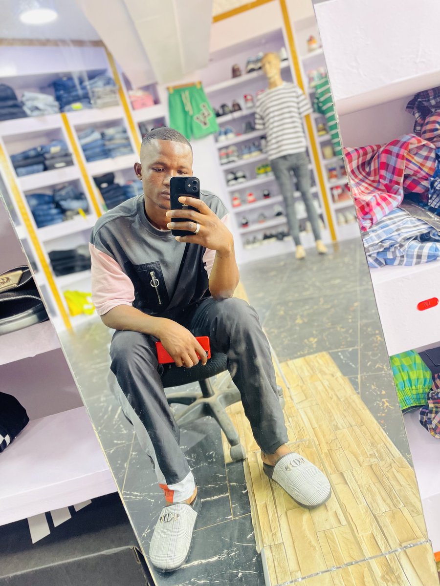 kaaokore's tweet photo. If God has help you don't forget the people who's help you in your difficulties don't forget them. Real life man https://t.co/at9QOAMql0