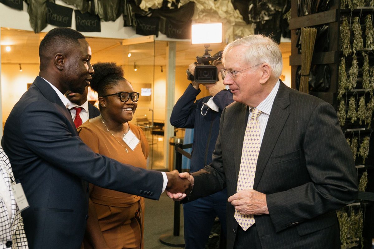 RoyalFamily's tweet photo. At @LehmanCollege, The Duke of Gloucester meets students who have received scholarships funded by @SGS_NY.
 
HRH visited New York this week as Patron of @SGS_NY, a charity that provides a range of assistance to people in need of support in the city.

🔗 https://t.co/ofGNYDK40Z https://t.co/BExeHEC52z