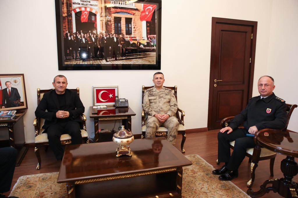 Jandarma Lojistik Komutanı Tümgeneral Münir Güzel, İl Jandarma Komutanı Albay Numan Öksüz ile birlikte Valimiz @tuncaysonel’e nezaket ziyaretinde bulundu.