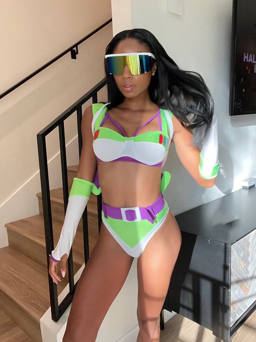 Like my costume? https://t.co/0wNGWdrN1s