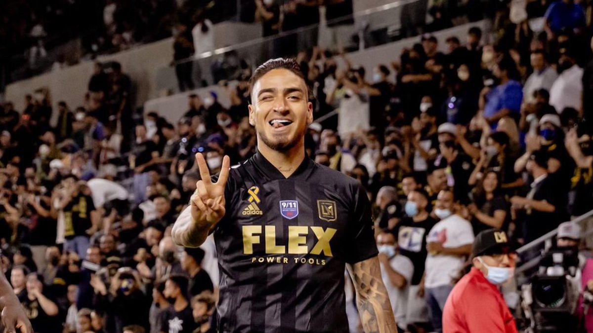 afootballpod's tweet photo. ๐จ AFP IS UP AND OUT ๐จ
The boys are back in town! @DesaiDevang returns (we love you Dev) and joins @empiregass and @SeanKeay to chat...
๐ A wild end to El Trafico
โ๏ธ #cfmtl bows out
๐ฅ Red cards in CPL semi
+Bagel talk in #AskAFP
๐ https://t.co/c1q5IhBx6m https://t.co/Sn9kIE2FXf