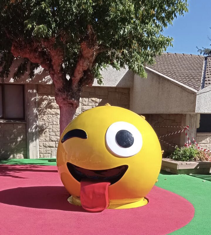 PEPSEspais's tweet photo. Grimpar, jugar i fer amics, amb en Wily és molt fàcil!

#rocòdrom en forma d’emoticona, apte per a interior i exterior.

#calders ja en te un!

#emoji #rocodromoinfantil  #urbanfurniture #playground 
#mobiliariurbàinfantil https://t.co/6qyFYbTuoj
