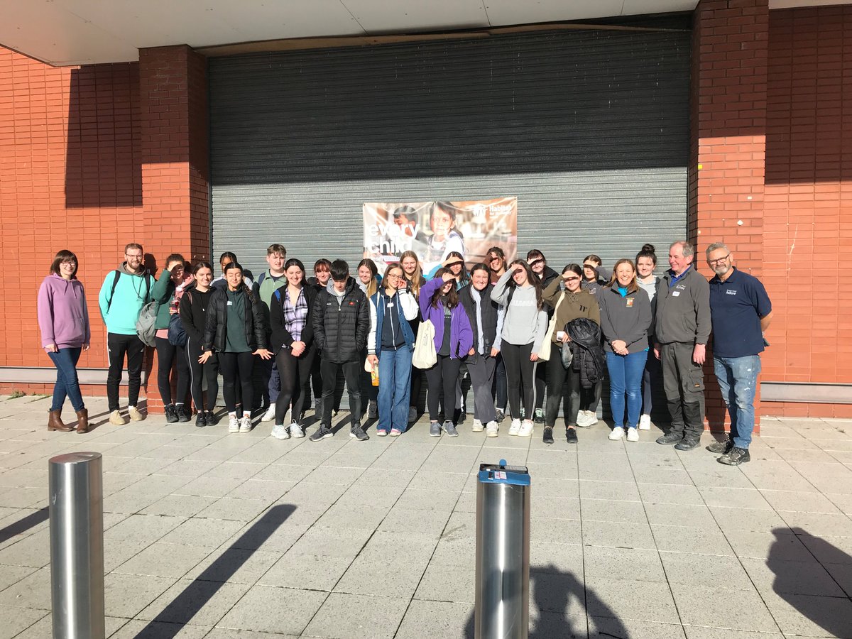 Wellington_BT7's tweet photo. 10 Yr13 pupils were selected to take part in the Changemakers programme with @HabitatIreland This included a day of action in the new ReStore on the Crumlin Road. The pupils enjoyed working with their peers from Hunterhouse College. Well done to all involved!
#WCB https://t.co/m86aYrm82u