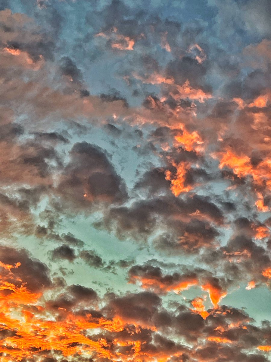 fbharjo's tweet photo. Sun dipped clouds at sunrise https://t.co/HypLRxH9lN