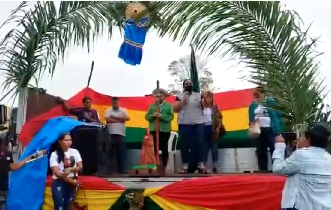 JeanineAnez's tweet photo. Mujeres bolivianas, indígenas, campesinas, iniciaron el viernes desde Chaparina, una marcha por la vida, la libertad, la democracia, la familia y el #Censo2023, por el respeto a los bolivianos y a sus derechos. 
¡Dios bendiga y proteja a estas mujeres valerosas que aman Bolivia! https://t.co/34EeY6PwZy