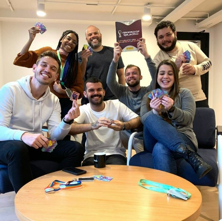 Ansiosa para a Copa, eu?? ⚽️ Por aqui, já tem data para assistirmos aos jogos e ponto de troca para as figurinhas. VEM HEXA