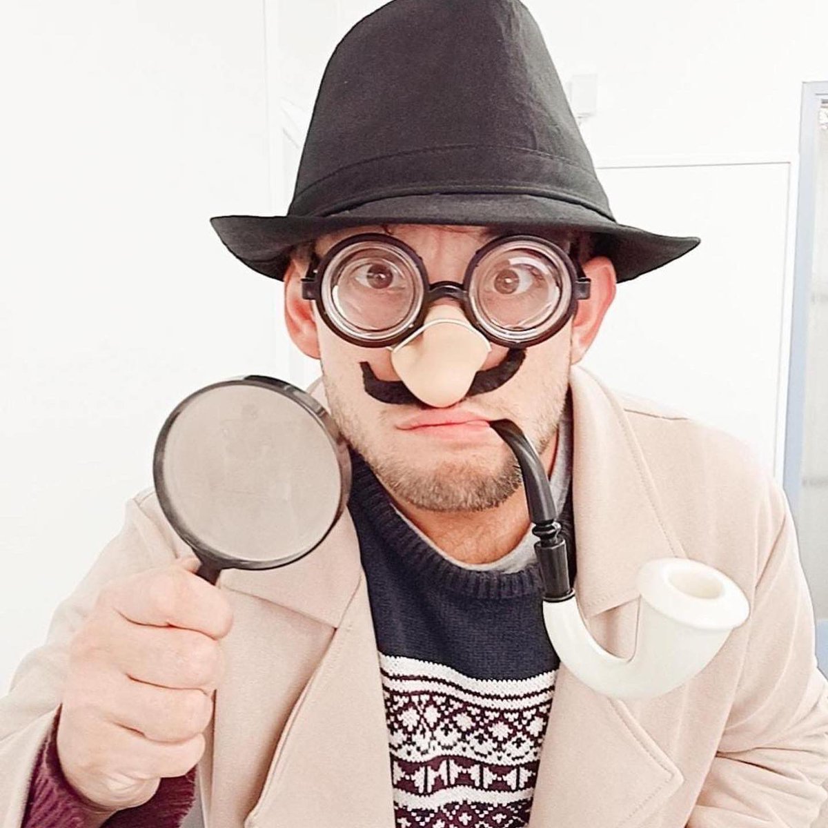 CreixenPovill's tweet photo. 🔎 Tenim un misteri per resoldre! 

La #Castanyera 🌰 ens demana ajuda... fa uns dies que ha llogat un #detectiu, que volta per l'escola a la recerca de #pistes 🧭

Aconseguirem resoldre enigma?? 🕵🏼‍♀️🕵🏽‍♂️

#personesvaluoses https://t.co/gfJ1qUtXBE