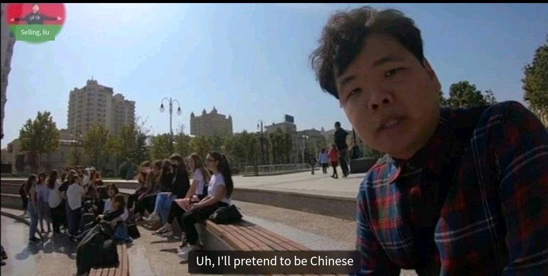 韩国YouTube网红“郭管”参加在阿塞拜疆的kpop舞蹈聚会。
因为他觉得自己外貌不好，且除了自己以外身边的摄像师都被阿塞拜疆女性索要了ins账号。所以这位韩国网红“为了不破坏外国人对韩国的幻想”，他决定告诉其他人自己是“中国人”。
在评论区有人表示同情，也有Kppl觉得“你长的很像中国人”。
#racist