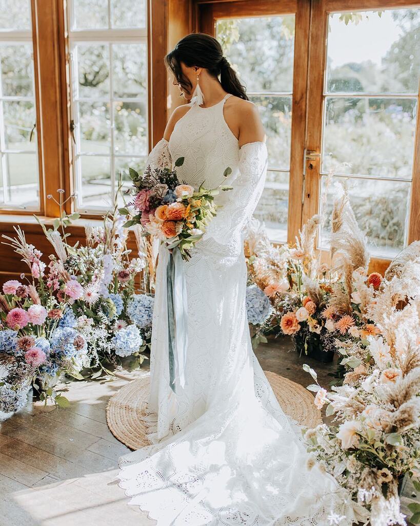 Golden autumn light flooding into the garden room at @hilltopcountryhouse during our recent styled shoot ☀️✨

Photographer✨@wyldbeephotography
Concept, Florals &amp; Styling✨@greenearthflowers
Concept &amp; Hair✨@wildflowerhaircompany
Venue✨@Hilltopcount… instagr.am/p/CkLjjPFt8Er/
