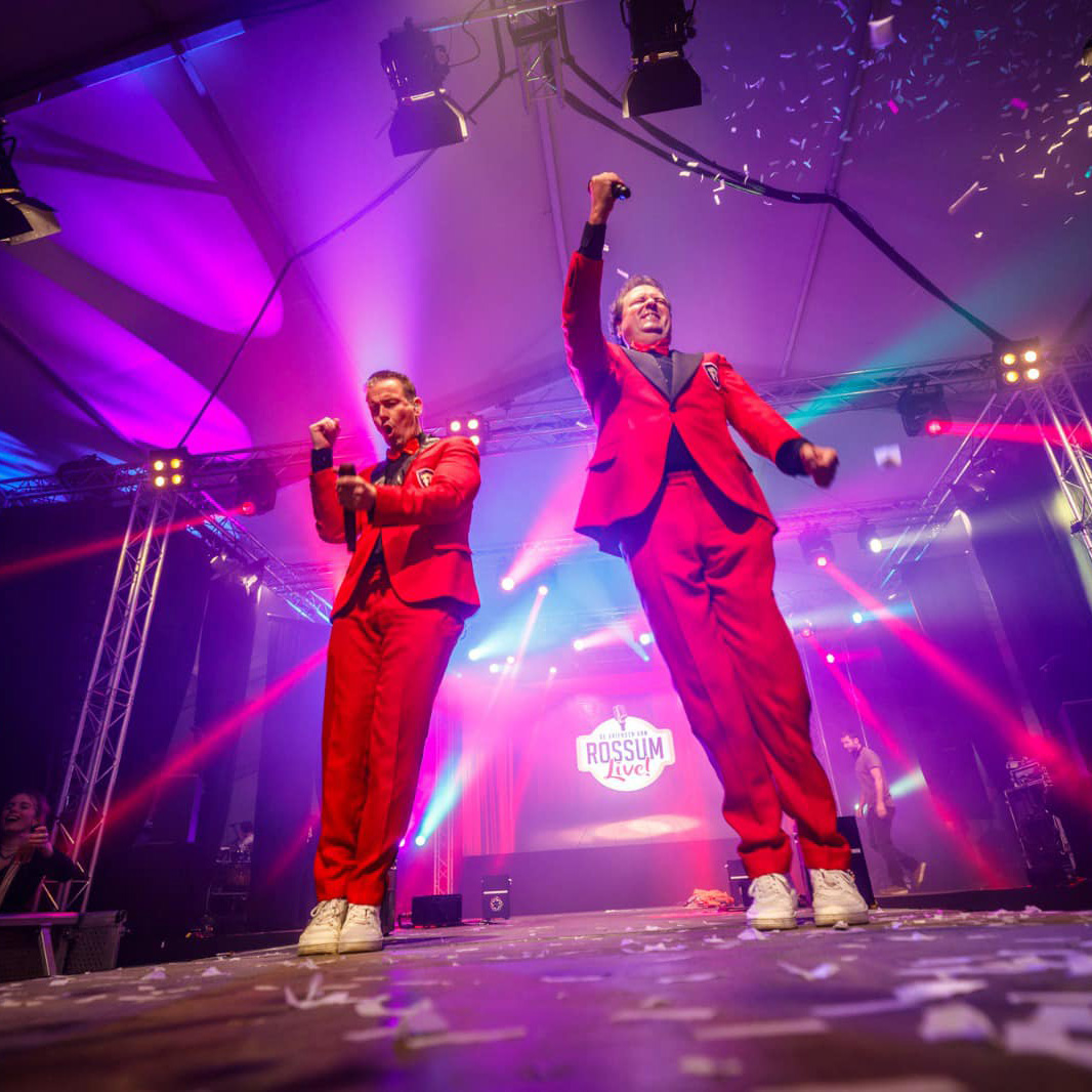 Een volle feesttent en een avond vol met bekende artiesten, dat is Vrienden van Rossum Live! In de line-up o.a. @xdebuisonje &amp; Friends met <a href="/emmaheesters/">Emma Heesters</a> en <a href="/Charlyluske/">charly luske</a> en ook <a href="/EdwinEversBand/">Edwin Evers Band</a> en Het Feestteam stonden in de line-up.



Foto’s: Masterphoto

#verbindendoormuziek