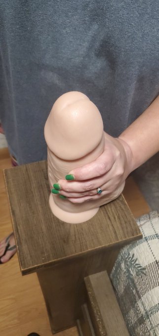 This size queen loves ❤️ these big girthy toys! Who else loves a girthy toy? Let's see your largest toy
