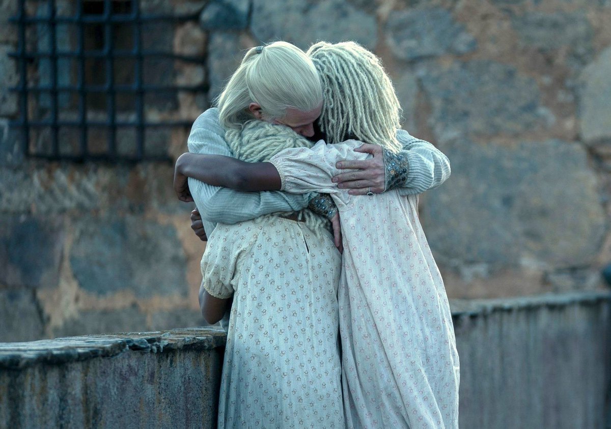 KingTargaryenn's tweet photo. De las escenas eliminadas de HOTD las que realmente me molestan son estas cuatro:

- Daemon abrazando a sus hijas después de la muerte de Laena.

- Daemon llorando en la playa después de enterarse de la muerte de su hermano y su hija Visenya.

#HouseOfTheDragon 
#LaCasaDelDragón https://t.co/xpKlVCrNAn