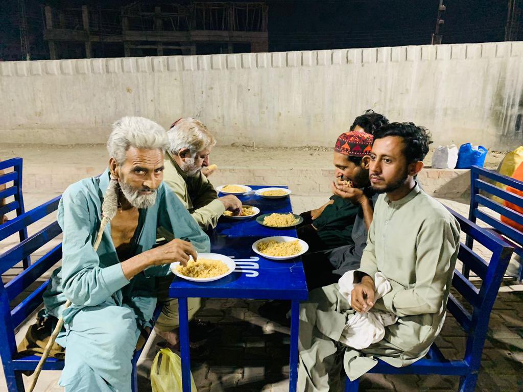 ZafarJdc's tweet photo. پشاور 𝗝𝗗𝗖 دسترخوان رات کے کھانے کے مناظر
آئیے اس نیک کام میں جے ڈی سی کا ساتھ دیجیے
.
.
.
#jdc #jdcfoundation #jdcdastarkhuwan #peshawar #freefood #freefooddistrubution #donate #support #joinhandswithjdc https://t.co/3gOuv9GIGH