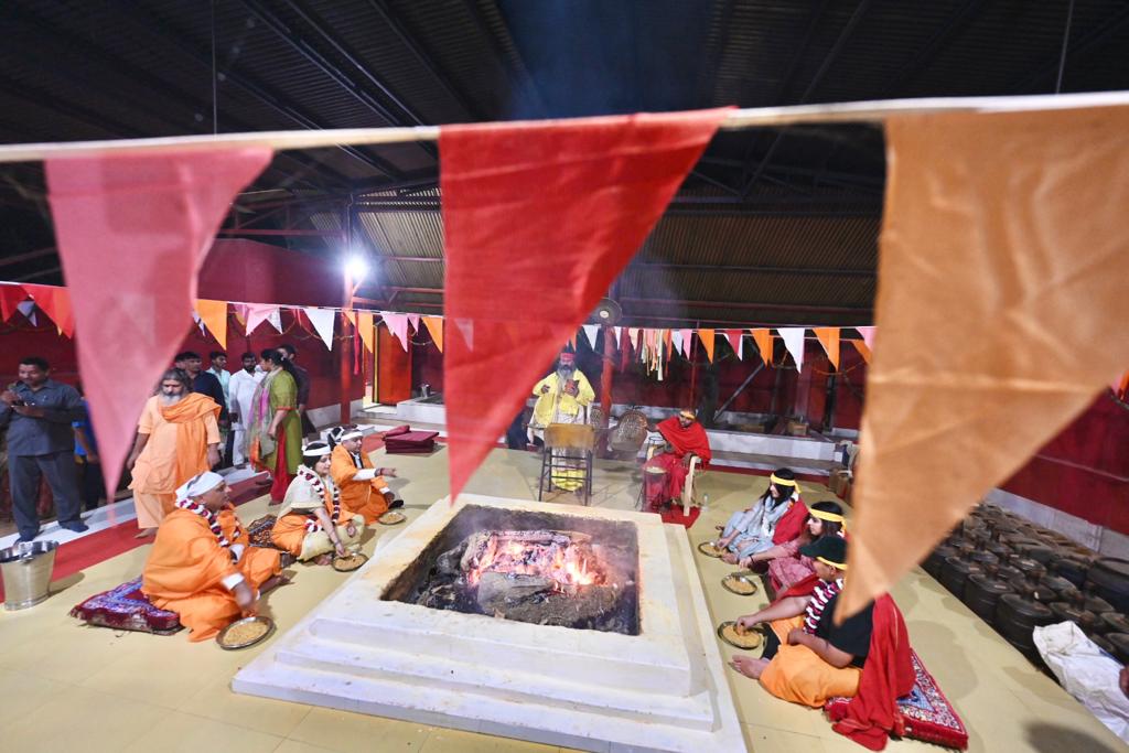 samajwadiparty's tweet photo. माननीय राष्ट्रीय अध्यक्ष श्री अखिलेश यादव जी ने 'गोवर्धन पूजा' के पावन अवसर पर सपरिवार वृंदावन में श्री बांके बिहारी जी के दर्शन कर आशीर्वाद प्राप्त किया। https://t.co/UCm8skBaRe
