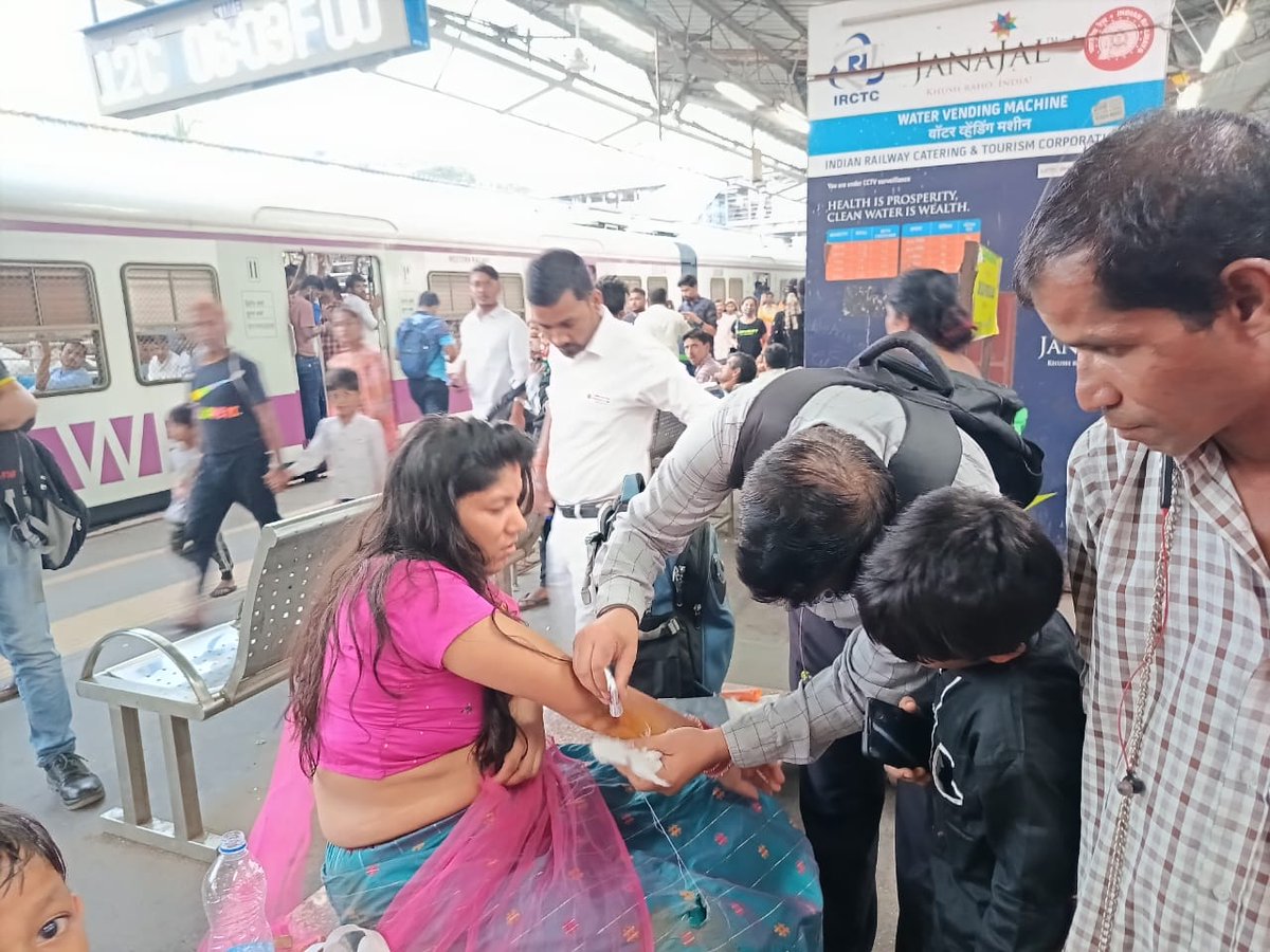 WRMS_VASAI's tweet photo. One more incidence of being human....
Today Train Manager Shri Dinesh Yadav while performing his duties saw a lady passenger injured on platform of Andheri Station and he rendered first aid to her....
Salute to his dedication and integrity. https://t.co/NNZbdoNK2K