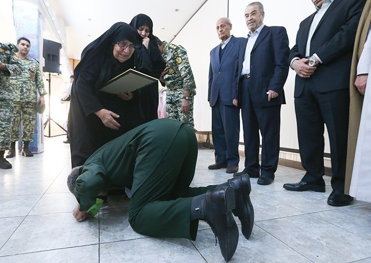 fateme819's tweet photo. ننگ بر کسی که گفته زنده نیست زن
ما که قرن هاست گفته‌ایم‌ زن زندگیست https://t.co/9AoVhpfv21